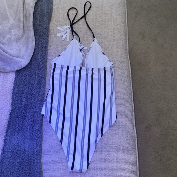 Cupshe One-Piece Swimsuit - Picture 7 of 9